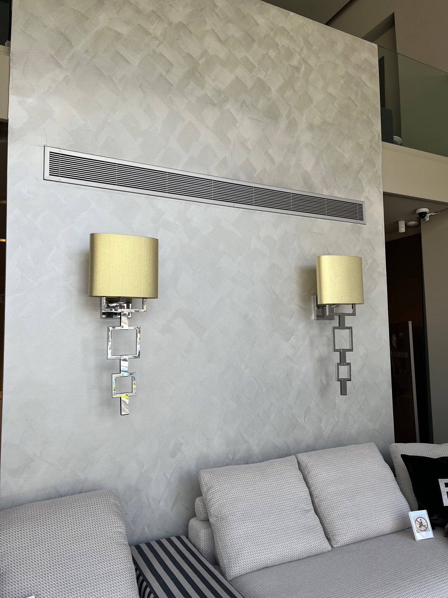 Απλίκα Denis σε χρυσό ύφασμα και ατσάλι 40x25xh.100cm- MPN Denis -brand Beby Italy - Image 2