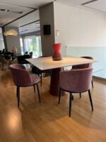 Τραπέζι Cone λευκό κεραμικό-μπορντώ μεταλλική βάση 120x120xh.75cm - Casa Vogue